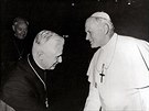 Joseph Ratzinger se zdraví pi setkání kardinál v ím se svým pedchdcem na...