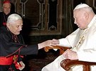 Kardinál Joseph Ratzinger pi setkání se svým pedchdcem na stolci Janem...