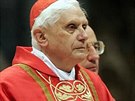 Kardinál Joseph Ratzinger pi mi Pro Eligendo Papa v bazilice sv. Petra ve...