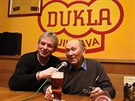 Hokejové legendy (zleva) Jaroslav Benák a Stanislav Neveselý na besed ped...