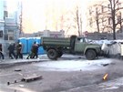 Demonstranti na Ukrajine najídjí nákladním vozem do policejních zátaras