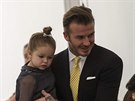 David Beckham se bhem pehlídky postaral o dceru Harper.
