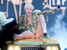Miley Cyrusová asto vyplazuje jazyk a roztahuje nohy.