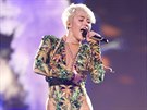 Miley Cyrusová se bhem show nkolikrát pevlékne. Nechybí ani body s listy...