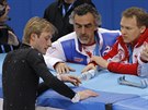 NEDÁM TO. Ruský krasobrusla Jevgenij Pljuenko oznamuje lenm svého týmu, e...
