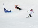 Ester Ledecká (vpravo) v kvalifikaci paralelního obího slalomu na olympijských