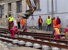 Pokládání nových kolejí na trati Hercovka - Trojská