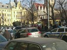 Pronásledovaný idi projel policejním zátarasem na Karlov námstí.