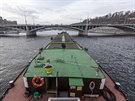 Po Vltav táhl po 35 letech remorkér nákladní lo.