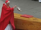 Kardinál Joseph Ratzinger pohbívá papee Jana Pavla II., jeho byl blízkým...