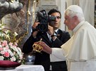 Pi návtv Prahy v záí 2009 se pape Benedikt XVI. poklonil Praskému...
