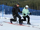 Lyask kurz telemarku na krunohorskm Pleivci, vpravo v bl helm vedouc...