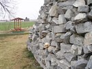 První ze dvou lebek nalezených na Perovsku leela na památníku pipomínajícím...