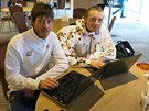 etí biatlonisté Jaroslav Soukup (vlevo) a Ondej Moravec pi on-line...