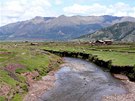 Peru - Údolní rovinu obklopují majestátní vrcholky And. Práv tímto údolím dív...