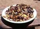 Peru - Tradiní souást jídelníku: nejrznjí druhy vaených fazolí a