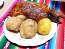 Slavnostní pokrm v Peru: peené more, brambory a jet pibude paprika plnná...