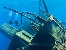 Potápi zkoumají vrak ecké lodi Giannis D, která se potopila v dubnu 1983 po...