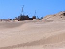 Jeden z vrak lodí v Uzbekistánu, na pouti vzniklé vysycháním Aralského jezera.