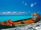 Vrak zrezivlé lodi Gallant Lady na pobeí North Bimini na Bahamách. Mení...