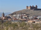 Renesanní zámek Calahorra dominuje vyprahlé krajin na severním úboí Sierry