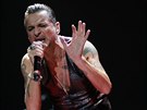 David Gahan a Depeche Mode nadchli 10.2. 2014 publikum ve vyprodané O2 aréně.