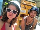 Emma Smetana a její partner Jordan Haj si v Thajsku uívali i motorek, které...