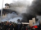 Námstí Nezávislosti zahalil dým (Kyjev, 19. února 2014).