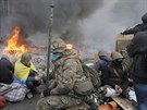 Demonstranti odpoívají u hoících barikád (Kyjev, 19. února 2014)