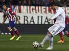 GÓL. Cristiano Ronaldo z Realu Madrid promuje penaltu proti Atlétiku.