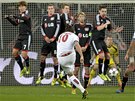 PÍMÝ KOP. Zlatan Ibrahimovic z Paris St. Germain stílí na bránu Leverkusenu.