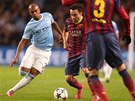 POKEJ NA M. Fernandinho z Manchesteru City (vlevo) napadá barcelonského