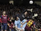 MELA. Barcelonský gólman Victor Valdés padá pes Álvara Negreda z Manchesteru