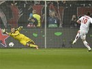 DRUHÝ GÓL PAÍE. Kanonýr Zlatan Ibrahimovic promuje penaltu na hiti