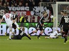 TREFA NA 3:0. Zlatan Ibrahimovic z Paris St. Germain (vlevo) stílí svj druhý