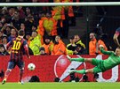 DOPROSTED BRÁNY. Barcelonský Lionel Messi pekonává z penalty Joea Harta,