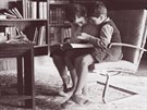 Hanna a Ernst v kesle Tugendhat v knihovn