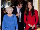 Britská královna Albta II. a vévodkyn z Cambridge Kate (17. února 2014)