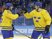 Švédové Patrik Berglund (vpravo) a Krik Karlsson oslavují gól do sítě Lotyšska....