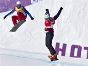 Eva Samkov (vpravo) vybojovala ve snowboardcrossu zlatou olympijskou medaili....