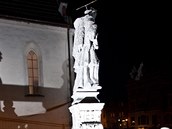 Poškozená socha svatého Jana Nepomuckého na Masarykově náměstí v Náchodě. (8....