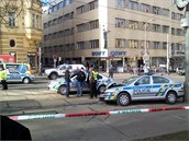 Pronásledovaný řidič projel policejním zátarasem na Karlově náměstí.