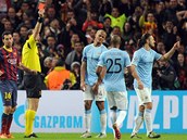 KONEN. Martin Demichelis z Manchesteru City (vpravo) dostv ervenou kartu