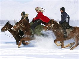 DOSTIHY VE SNHU. Ujgurtí pastevci závodí na zasnených pláních Sin-iangu,...