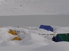 Po snen museli horolezci 15. jna 2013 odhazovat v zkladnm tboe snh,...