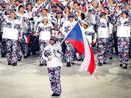 VLAJKONO�. Jaromír Jágr v �ele skupiny �eských olympionik� p�i slavnostním...