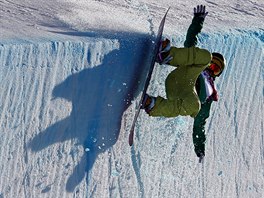 PÁD NA RAMP. eská snowboardistka árka Panochová padá pi kvalifikaní jízd...