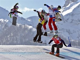 Eva Samková (vpravo dole) suverénn ovládla olympijský snowboardcross a dojela...