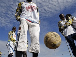 Afrití emigranti, kteí hrají ve fotbalovém týmu Mineo trénují ve stedisku...