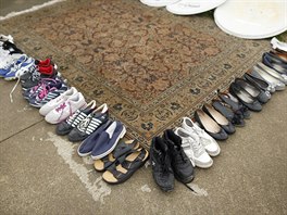 Boty jsou vystaveny v bazaru poblí emigraního centra v Mineu